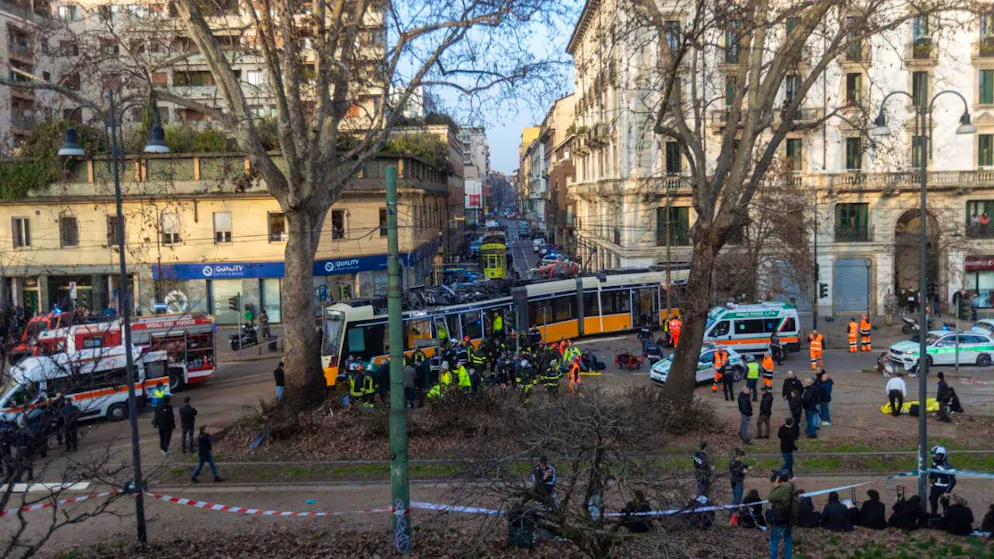 Il tram della linea 9 deragliato ieri pomeriggio a Milano (foto d'archivio).