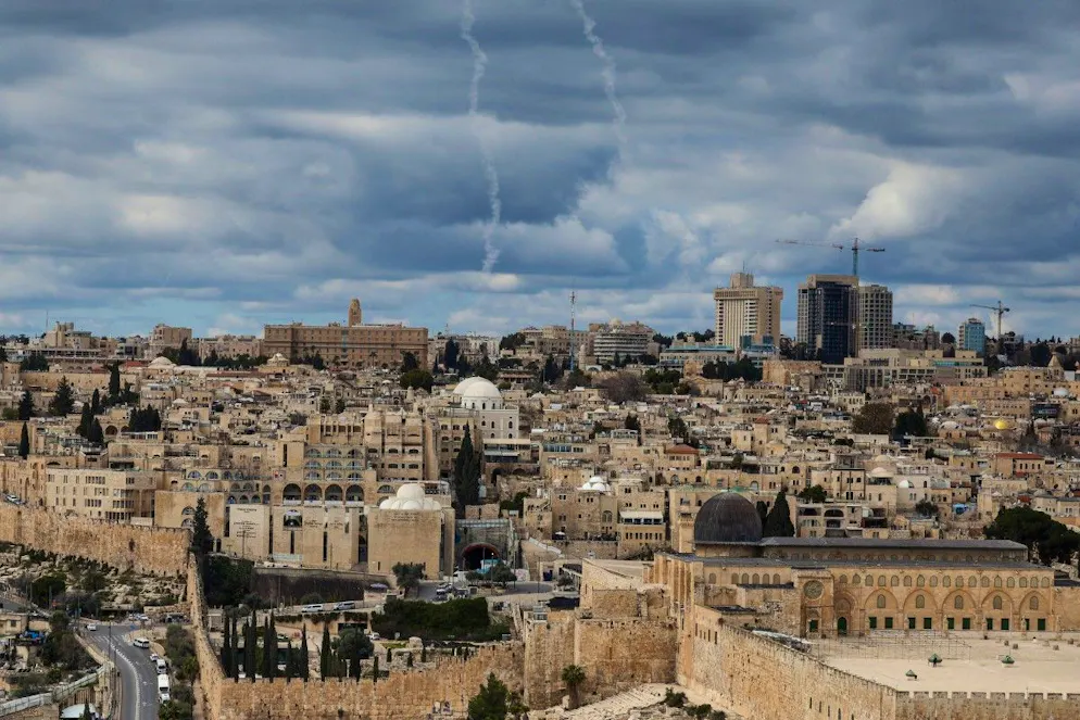 Des traînées de missile dans le ciel de Jérusalem, le 28 février 2026, provenant du système de défense dôme de fer d’Israël.