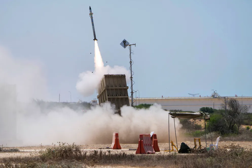 USA und Israel greifen den Iran an. Ein israelischer Soldat geht bei Ashkelon in Deckung, als die israelische Raketenabwehr «Iron Dome» startet, um eine aus dem Gazastreifen abgefeuerte Rakete abzufangen. Israel hat 70'000 Reservisten für den Einsatz gegen Iran mobilisiert. 