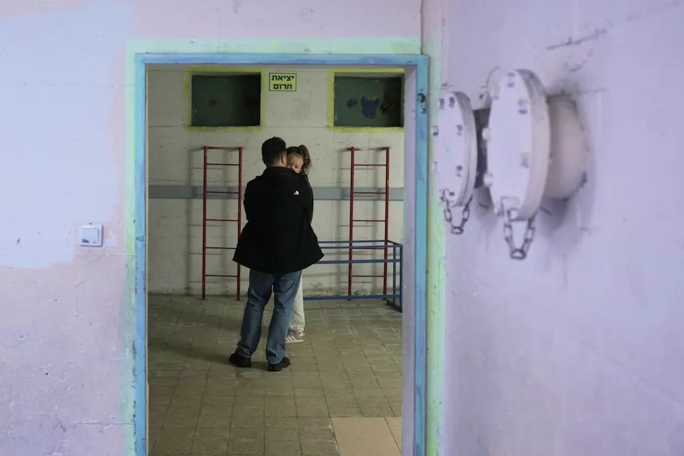 Menschen sind auch in Israel in Bunker geflohen. 