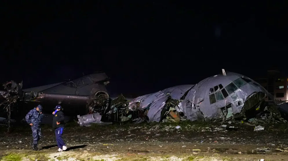 dpatopbilder - Polizisten stehen neben einem Flugzeug, das in El Alto, Bolivien, abgestürzt ist. Foto: Juan Karita/AP/dpa
