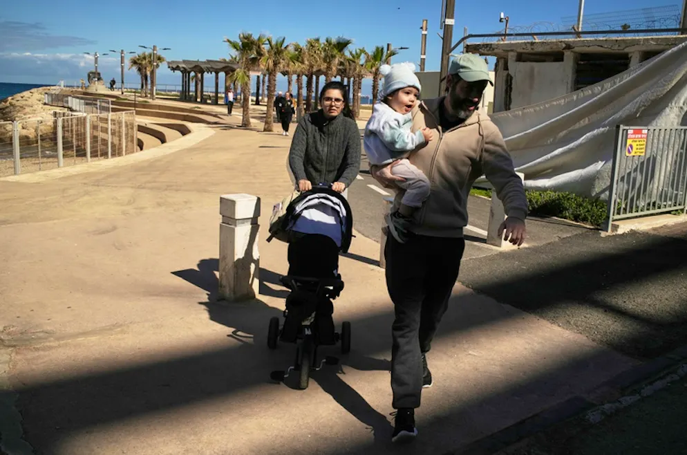 USA und Israel greifen den Iran an. Ein Ehepaar mit seinen zwei Kindern eilt in Haifa in einen Schutzraum, nachdem eine Warnsirene nach israelischen Angriffen auf den Iran ertönt ist.