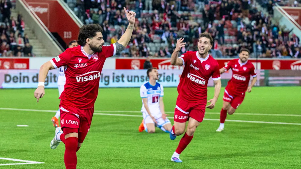 Torschütze Kastriot Imeri (links) und Assistgeber Valmir Matoshi jubeln über das 1:0 der Thuner gegen Luzern