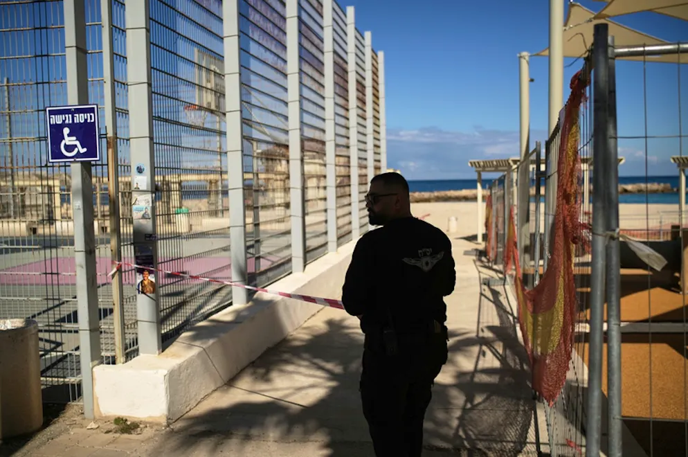 USA und Israel greifen den Iran an. Ein Polizist sperrt die Strandpromenade in Haifa ab, nachdem in der Hafenstadt Sirenenalarm ausgelöst wurde.