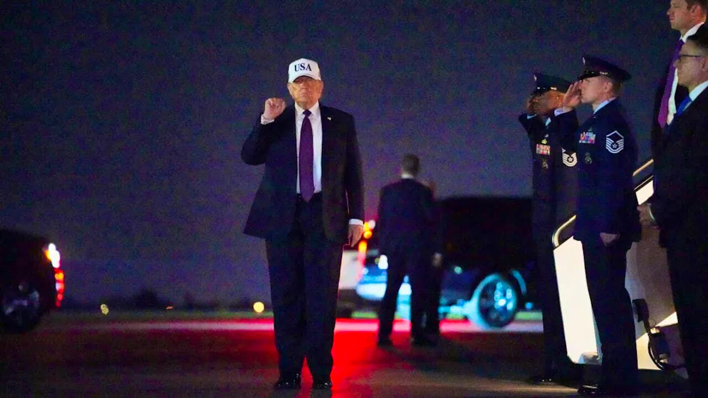 US President Donald Trump raises his fist in the air. Photo: Matt Rourke/AP/dpa