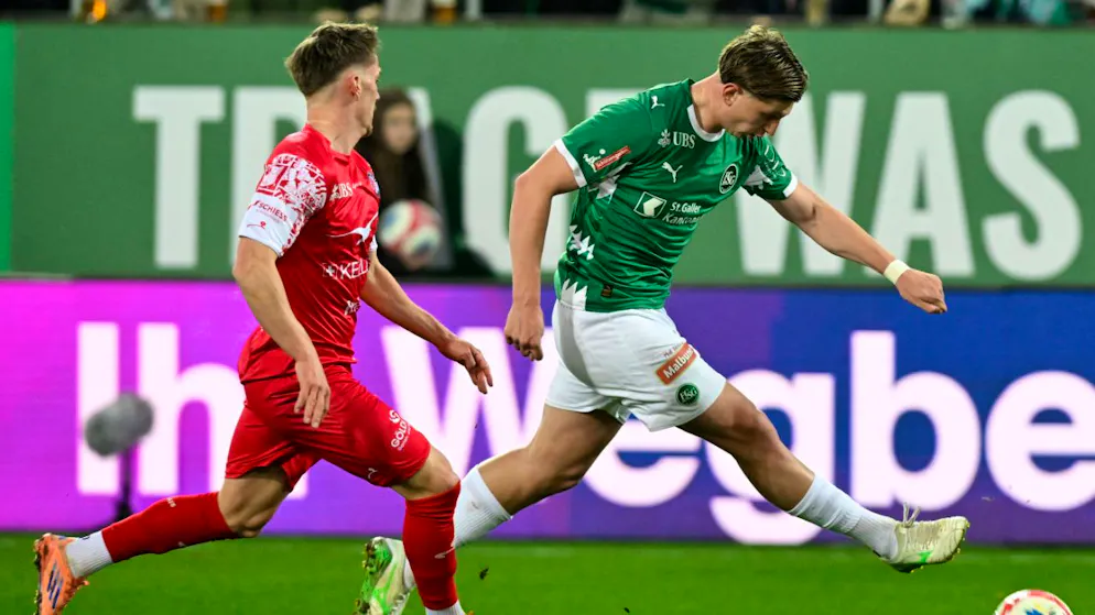 St. Gallens Doppeltorschütze Alessandro Vogt (rechts) setzt sich gegen den Winterthurer Dario Ulrich durch