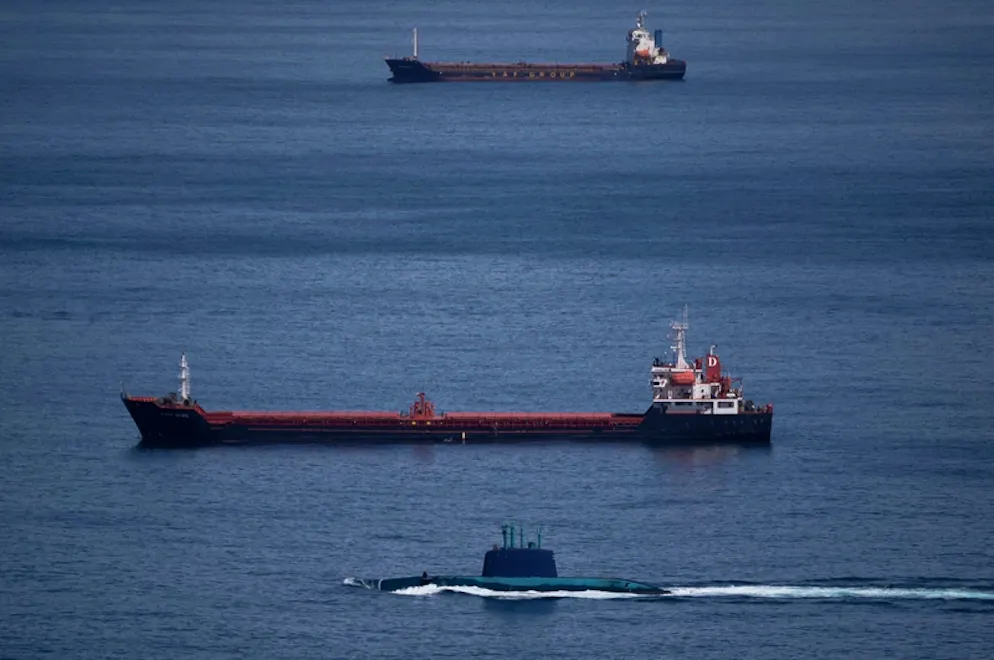 USA und Israel greifen den Iran an. Ein israelisches U-Boot ist in der Bucht von Haifa im Norden Israels zu sehen, nachdem Israel infolge seiner Angriffe auf den Iran einen landesweiten Alarm ausgerufen hat.
