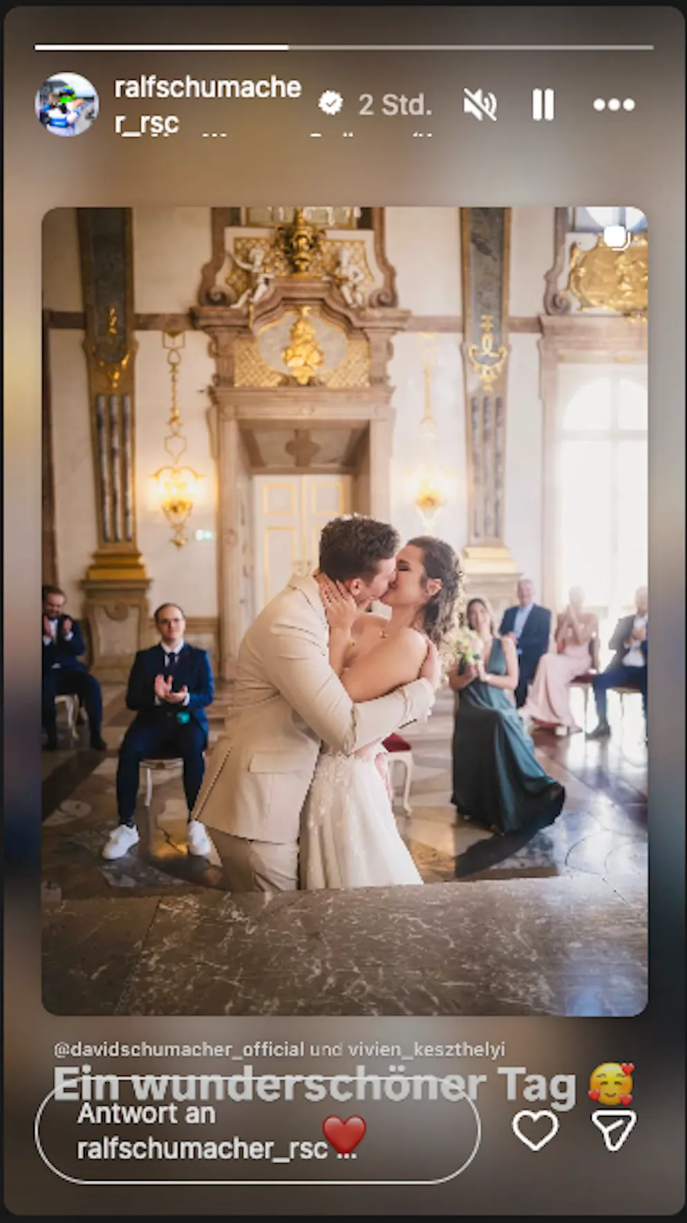 Der stolze Papa gratuliert dem Sohn zur Hochzeit. 