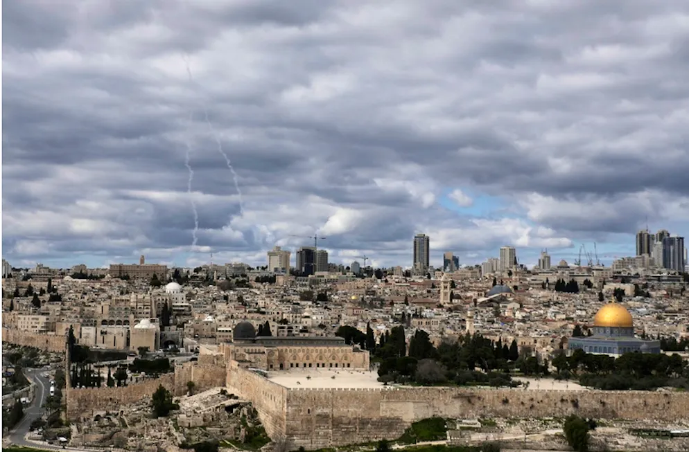 USA und Israel greifen den Iran an. Die Spuren einer abgefangenen Luftabwehrrakete sind über der Altstadt von Jerusalem zu sehen.