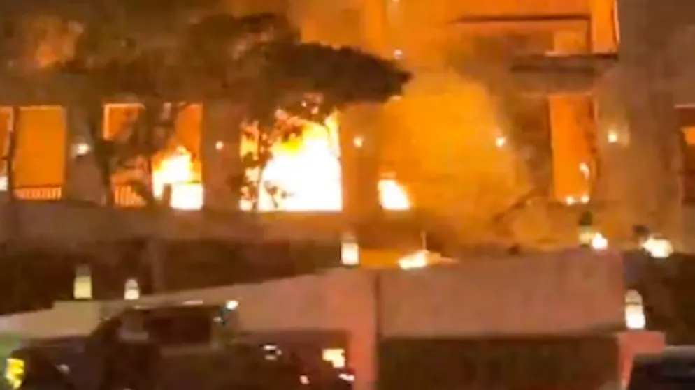 Video shows impact. Luxury hotel in Dubai on fire after rocket attack