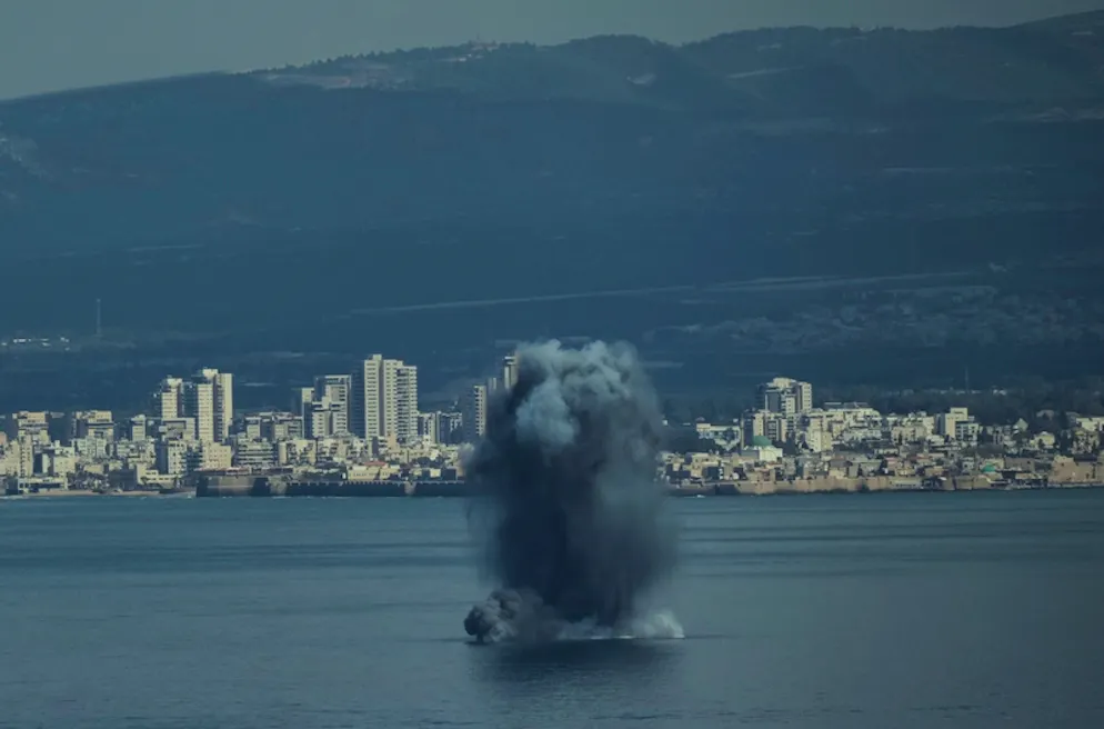 USA und Israel greifen den Iran an. Ein ankommendes Geschoss explodiert in der Bucht von Haifa, während Israel nach seinen Angriffen auf den Iran einen landesweiten Alarm ausgerufen hat.