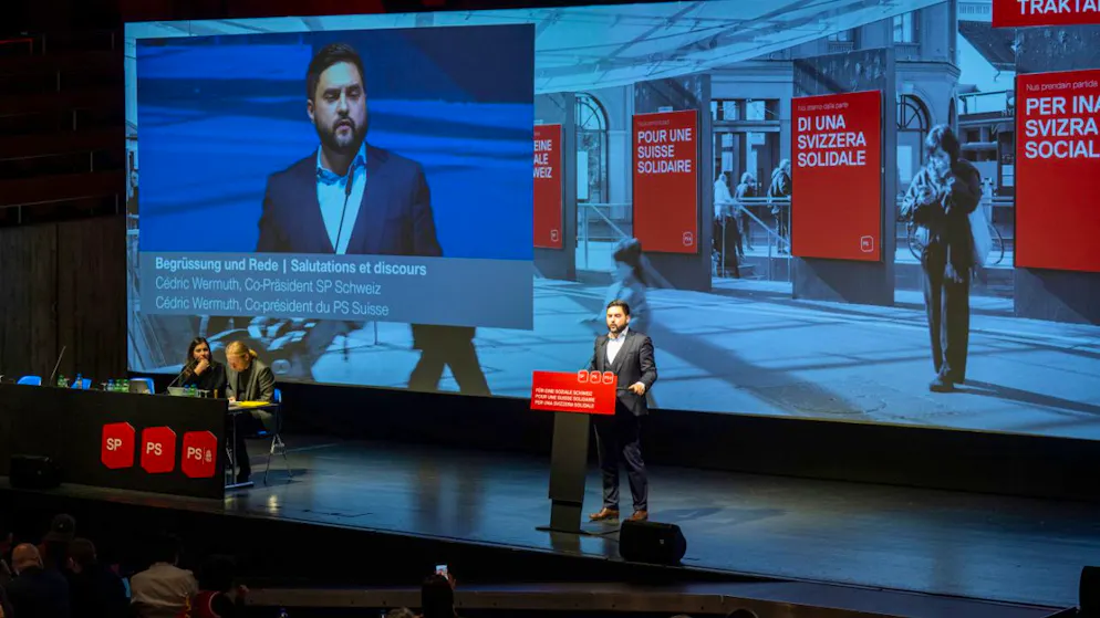Il co-presidente del PS, Cédric Wermuth, prende la parola davanti al congresso di Bienne (BE).