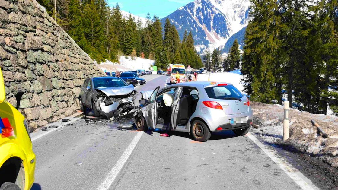 Scontro frontale tra due auto a Klosters, due feriti gravi | blue News