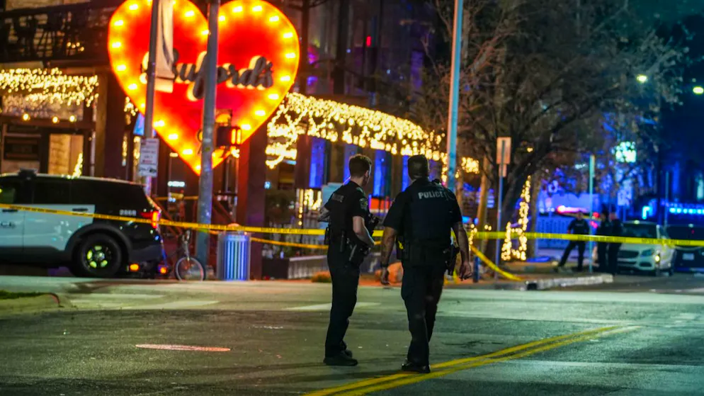 HANDOUT - Polizeibeamte bewachen den Tatort in Austin. Foto: Ricardo B. Brazziell/Austin American-Statesman/AP/dpa - ACHTUNG: Nur zur redaktionellen Verwendung im Zusammenhang mit der aktuellen Berichterstattung und nur mit vollständiger Nennung des vorstehenden Credits