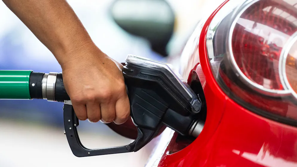 Hausse des tarifs à la pompe. Qu'est-ce qui influence les prix de l'essence en Suisse ?