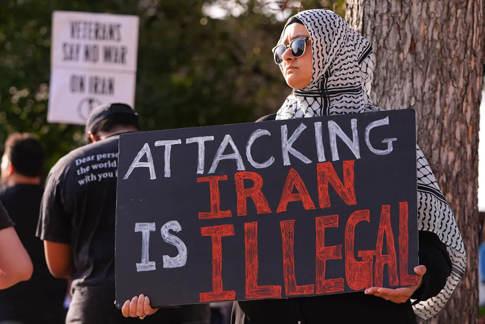 La guerra in Iran al suo 26esimo giorno. Proteste a Dallas, Stati uniti, contro la guerra in Iran lanciata da Donald Trump.
