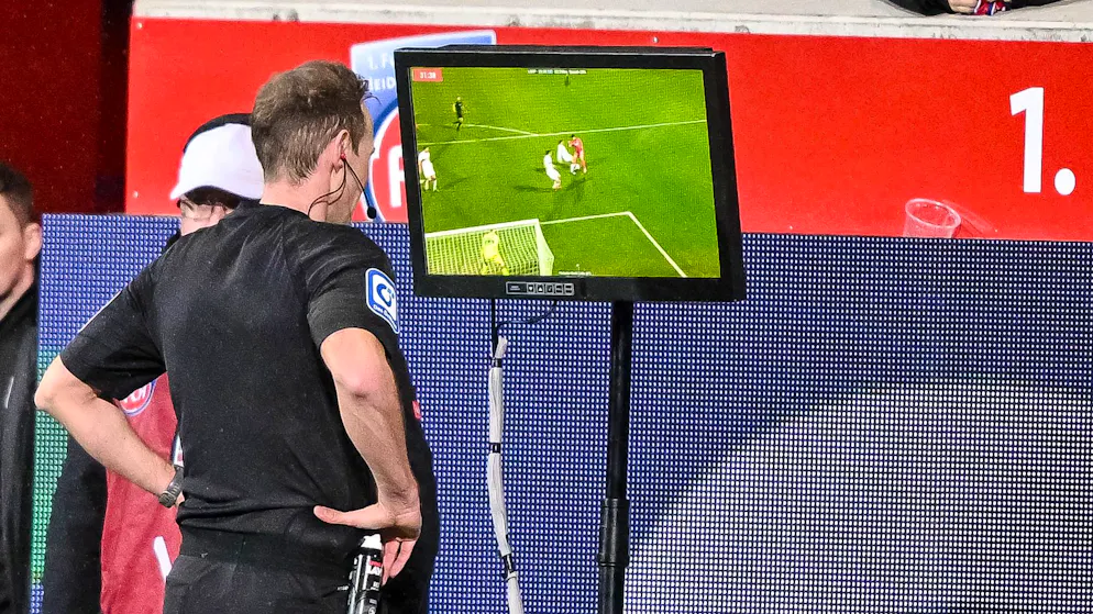 More VAR, less time-wasting. Rules revolution in football: Soon corner kicks and yellow-red cards will also be reviewed