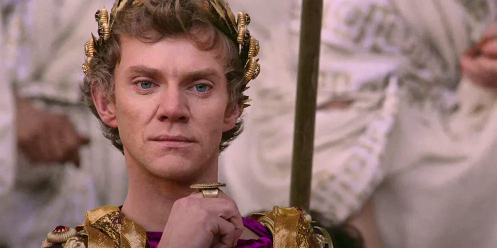 Malcolm McDowell nei panni dell'imperatore Caligola nel film «Caligola» - in linea con l'antica immagine del tiranno pazzo. Oggi i ricercatori hanno una visione molto più sfumata dell'imperatore.