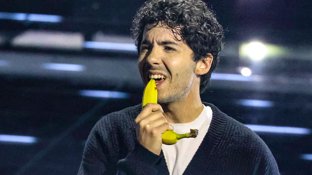 Ride pure Mara Venier. Fulminacci canta con una banana a «Domenica In», ecco come mai