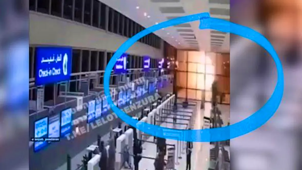 La gente fugge in panico. Ecco un nuovo video che mostra lo schianto del drone sull'aeroporto di Dubai