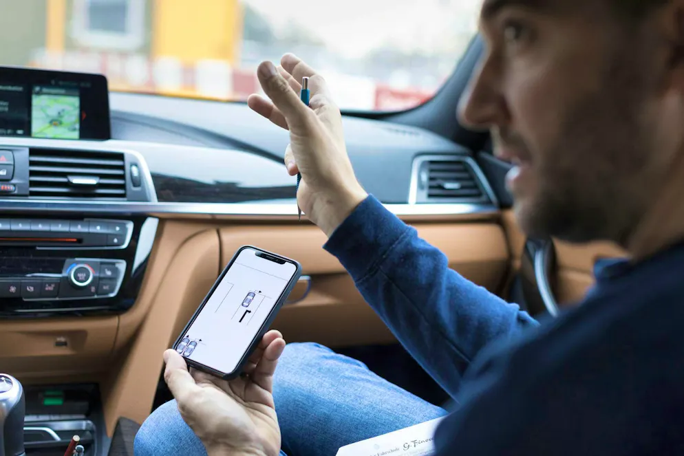 A driving school car must be converted so that the driving instructor can operate the pedals on the passenger seat in an emergency. (symbolic image)
