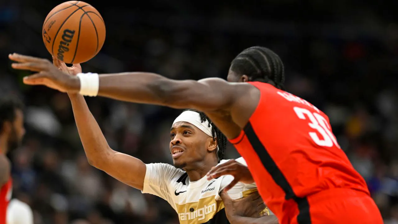 Basketball. Clint Capela Sieger im Duell gegen Kyshawn George