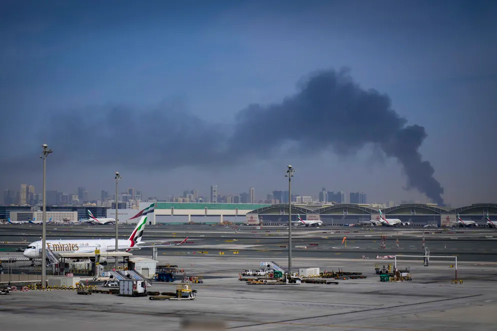 Der Flughafen Dubai Anfang März: Im Hintergrund sind aufsteigende Rauchschwaden nach einem iranischen Angriff zu sehen.