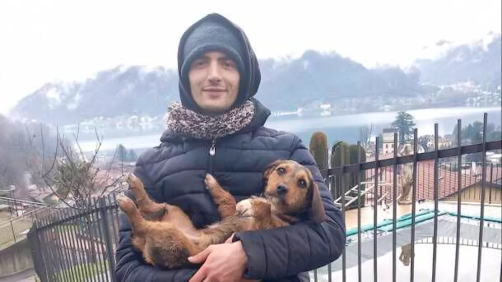 Dal confine. Senza pensarci due volte si butta nel torrente in piena per salvare una cagnolina