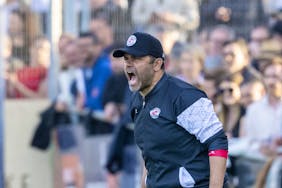 Der Trainer von Winterthur, Uli Forte beim Super League Meisterschaftsspiel zwischen dem FC Winterthur und den Grasshoppers vom Samstag, 3. Mai 2025 in Winterthur. (KEYSTONE/Urs Flueeler)
