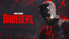 Daredevil in seinem ikonischen roten Anzug steht im strömenden Regen, der durch rote, blutähnliche Akzente stilisiert ist.