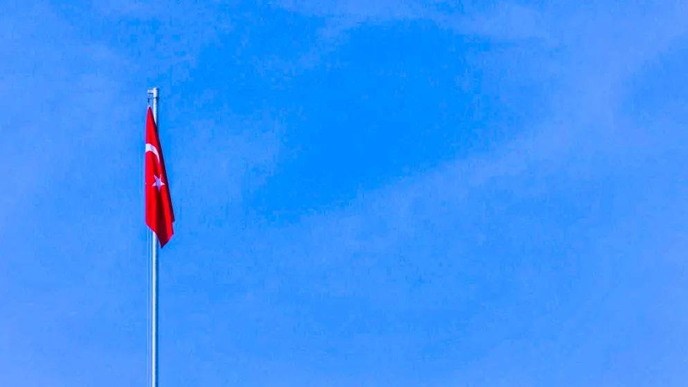 ARCHIVE - The Turkish flag flies at the Turkish Consulate General. A judge has been shot at a Turkish court. (to dpa: "Turkey: Bullet from Iran intercepted") Photo: Rolf Vennenbernd/dpa