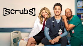 Die Hauptdarsteller von Scrubs – Elliot, J.D. und Turk – sitzen lächelnd auf einer Krankenhausliege vor dem bekannten Serien-Logo.