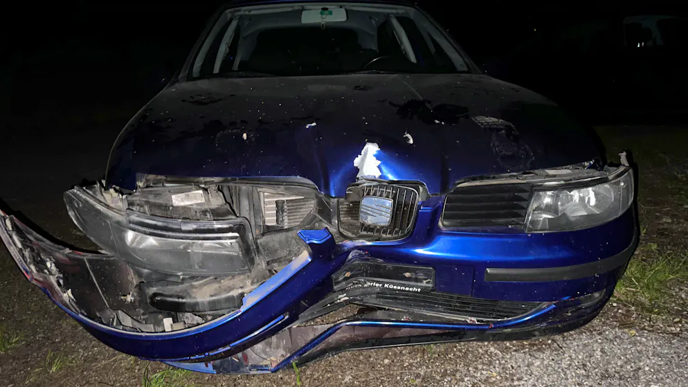 Das Auto wurde zwar deutlich in Mitleidenschaft gezogen, der Mann fuhr dennoch weiter. 