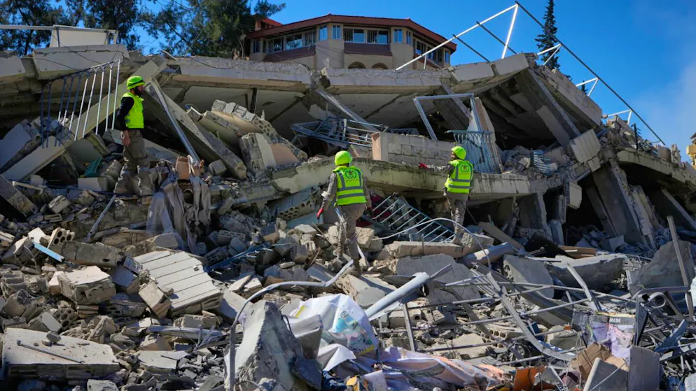 Rettungskräfte überprüfen ein zerstörtes Gebäude, das von einem israelischen Luftangriff getroffen wurde, in der Stadt Nabatija im Südlibanon. Foto: Mohammed Zaatari/AP/dpa