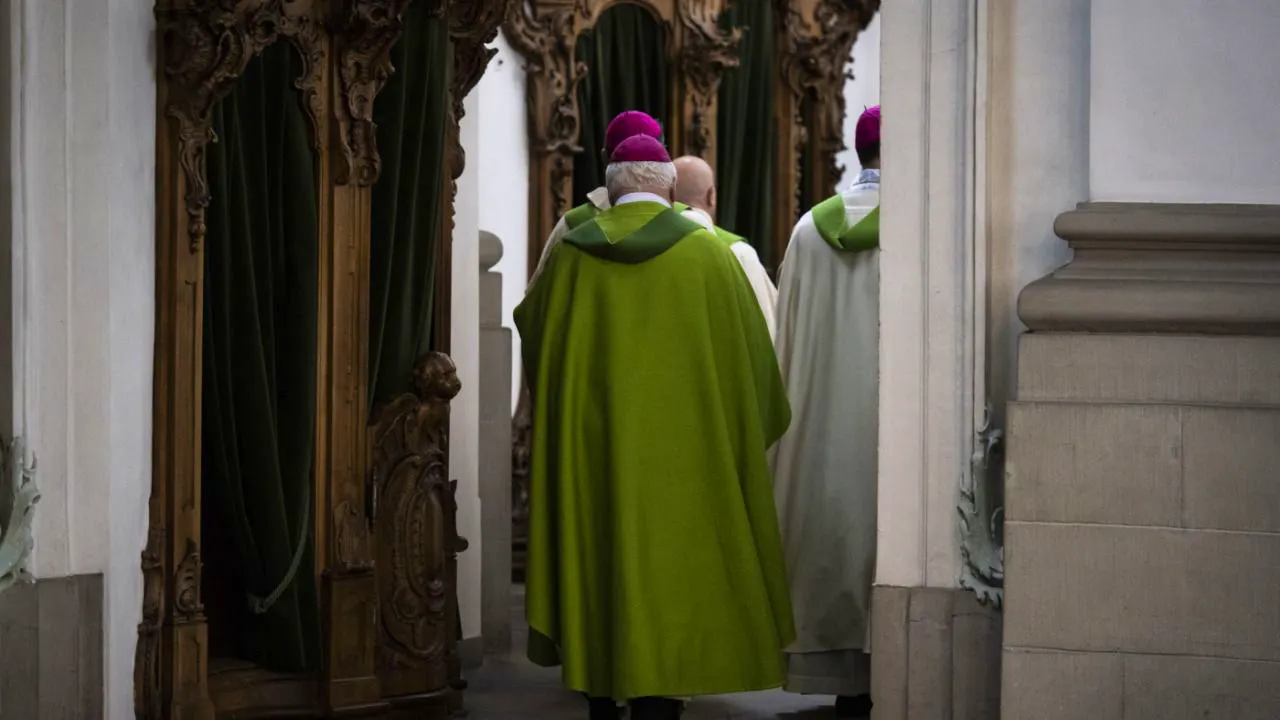Kirche. Schweizer Bischöfe bekennen sich zu Eignungsabklärung