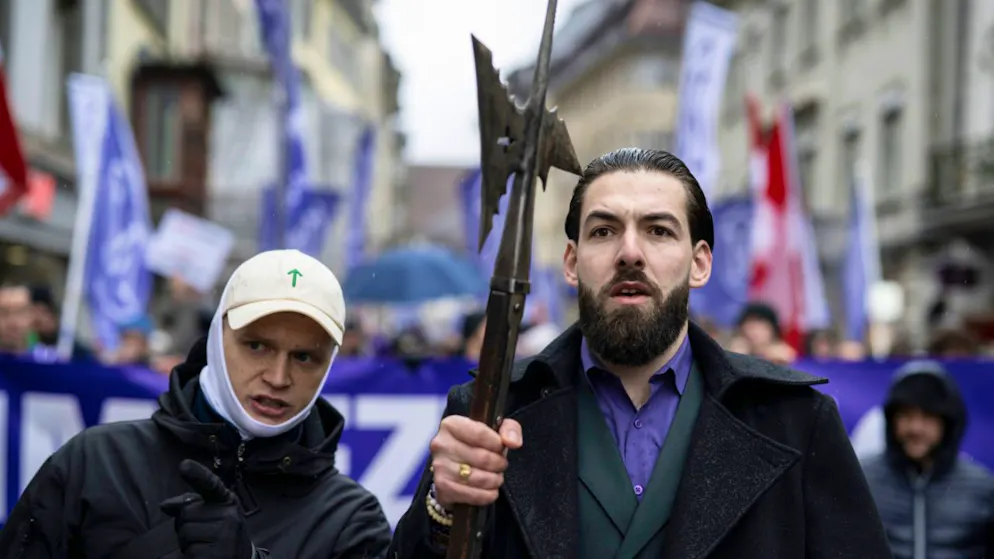 Nicolas Rimoldi alla manifestazione non autorizzata dello scorso 14 febbraio a San Gallo, al fianco di esponenti del gruppo di estrema destra "Junge Tat". (foto d'archivio)