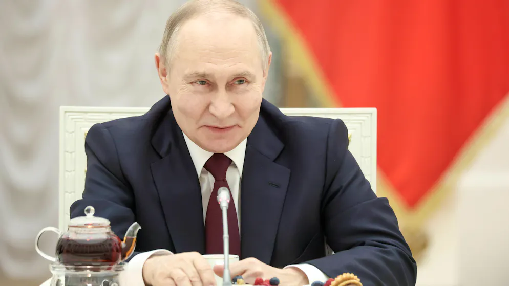 Wladimir Putin kann sich über einen unerwarteten Bonus für seine Kriegskasse freuen: Aufgrund des Iran-Krieges steigen die Preise für Öl und Gas, Russlands wichtigste Exportgüter.