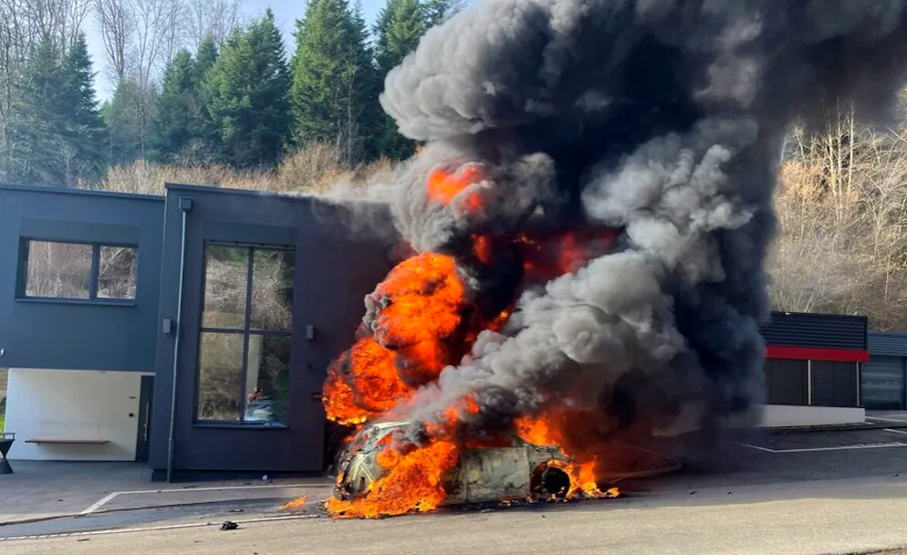 Usine attaquée. Les malfrats ont incendié deux véhicules accolés à l'usine.