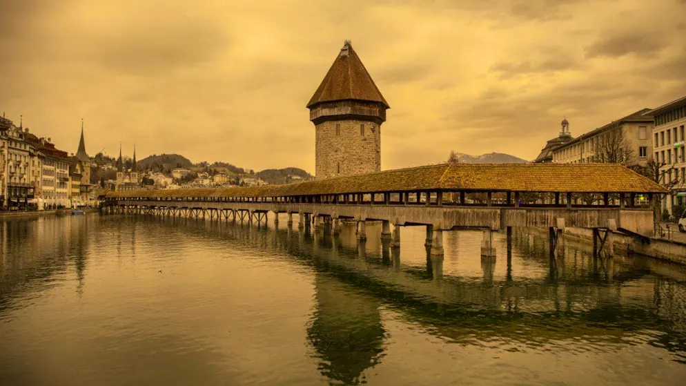 Saharan dust often reaches Switzerland in spring - as in this picture of the city of Lucerne on March 15, 2022. (archive picture)