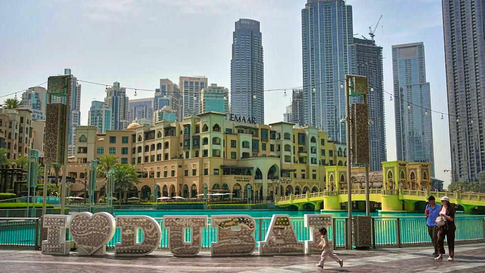 I missili stanno colpendo Dubai. Gli influencer continuano a mostrare sui social media immagini di una vita quotidiana apparentemente normale.