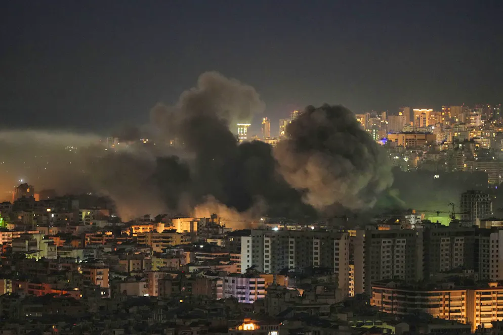 De la fumée s'élève après une frappe aérienne israélienne dans le quartier de Dahiyeh à Beyrouth, jeudi 5 mars 2026. (AP Photo/Hassan Ammar)