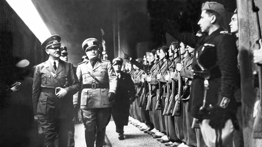 Une guerre préparée de longue date : Les dictateurs Adolf Hitler (à gauche) et Benito Mussolini se rencontrent au Brenner le 4 octobre 1940.
