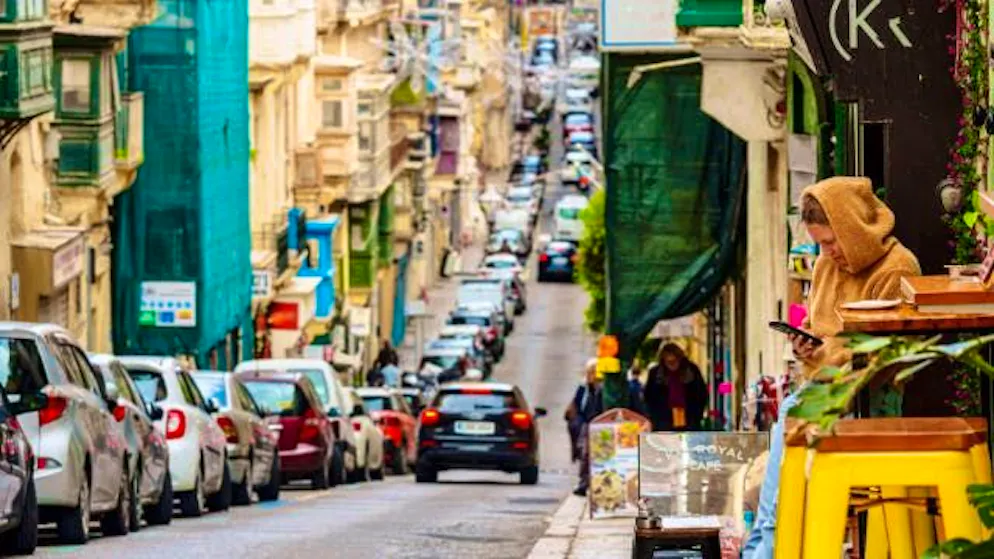 A picture from the Valletta district shows: There are more than enough cars in Malta.