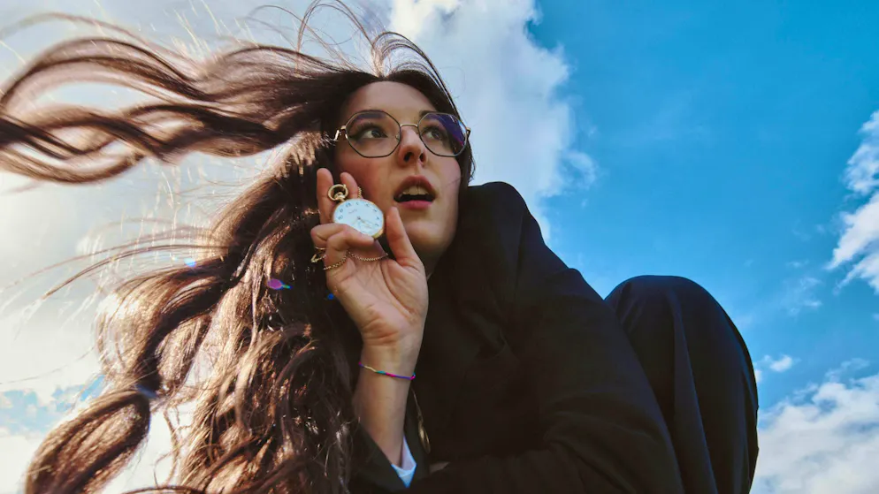 Musicalmente, la cantante Veronica Fusaro si muove tra pop, soul e rock.