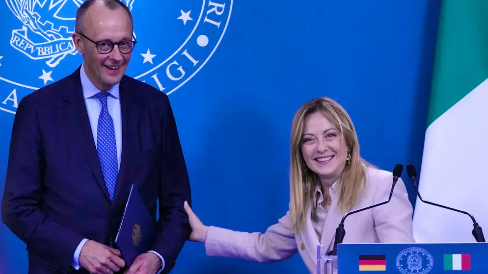 Le chancelier allemand Friedrich Merz, la présidente italienne Giorgia Meloni et le Premier ministre britannique Keir Starmer (pas sur la photo) tirent à la même corde, dit Moritz Pöllath.