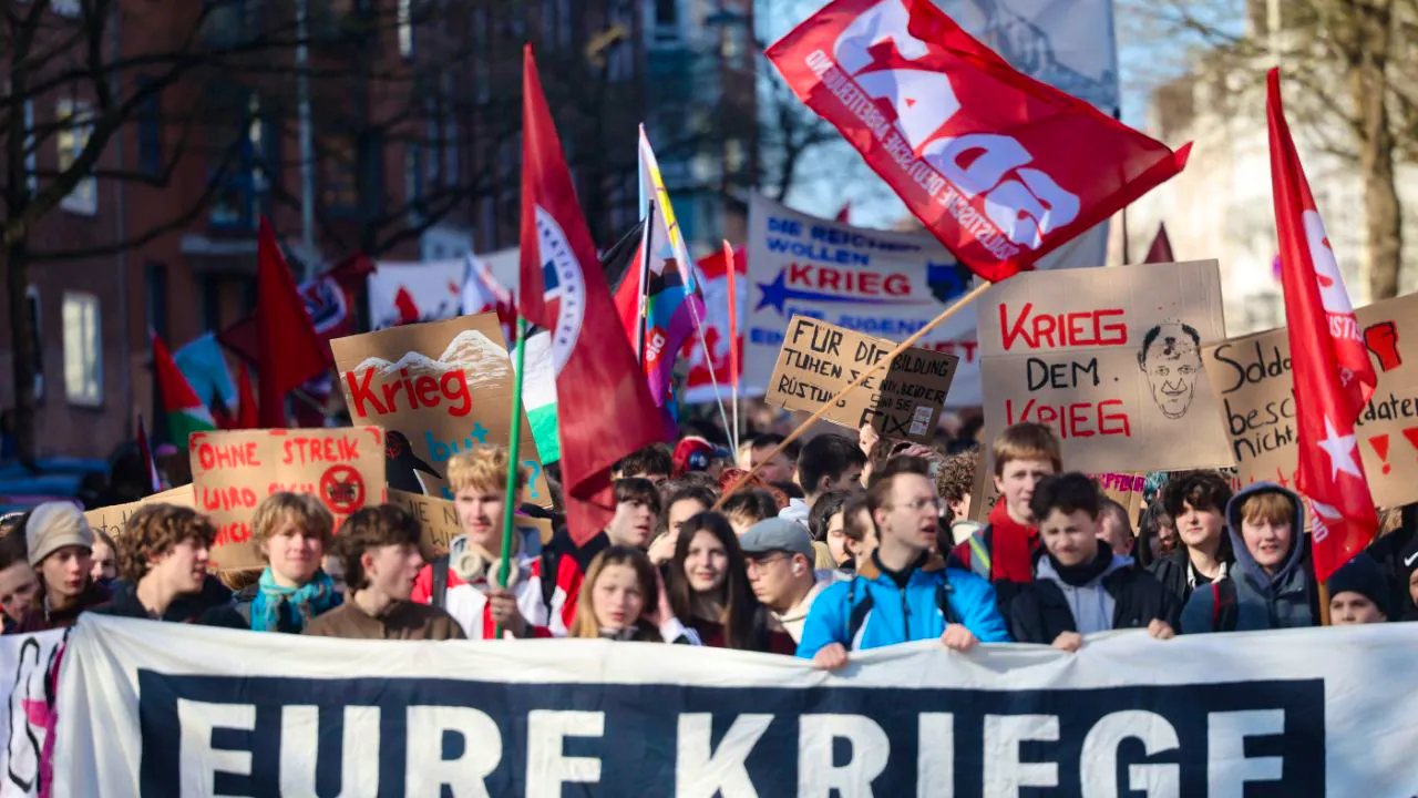 Politik. Deutschland: Tausende Schüler protestieren gegen neuen Wehrdienst