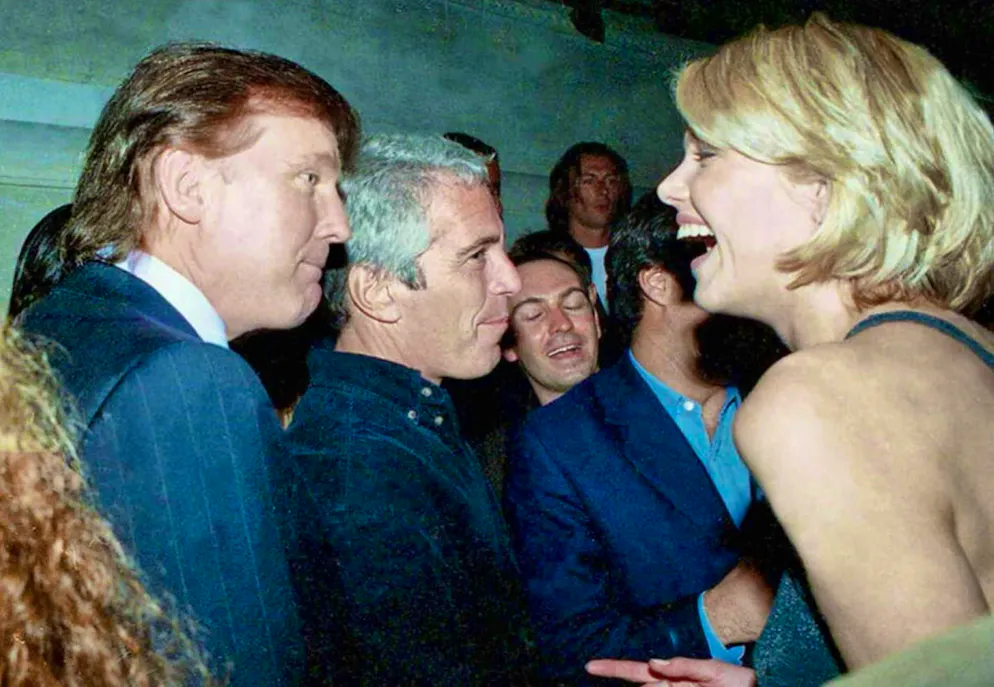 Un tempo vicino a Jeffrey Epstein, con il quale si muoveva negli stessi ambienti, Donald Trump ha sempre negato di essere a conoscenza del suo comportamento criminale e insiste sul fatto di aver rotto con lui molto prima dei suoi problemi legali.