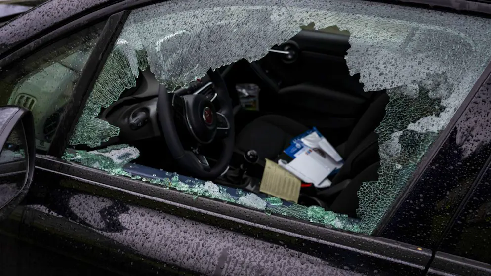 La police rappelle que dans la majorité des cas, les auteurs brisent une vitre ou profitent d'une portière non verrouillée. Les auteurs s'intéressent à tout objet laissé dans l'habitacle, même de faible valeur (photo symbolique).