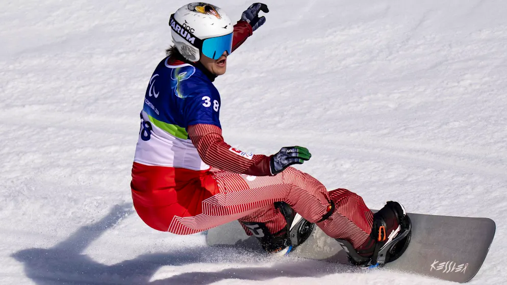 Paras 2026 : Fabrice von Grünigen. Fabrice von Grünigen a chuté à l’entraînement de snowboardcross aux Paralympiques.