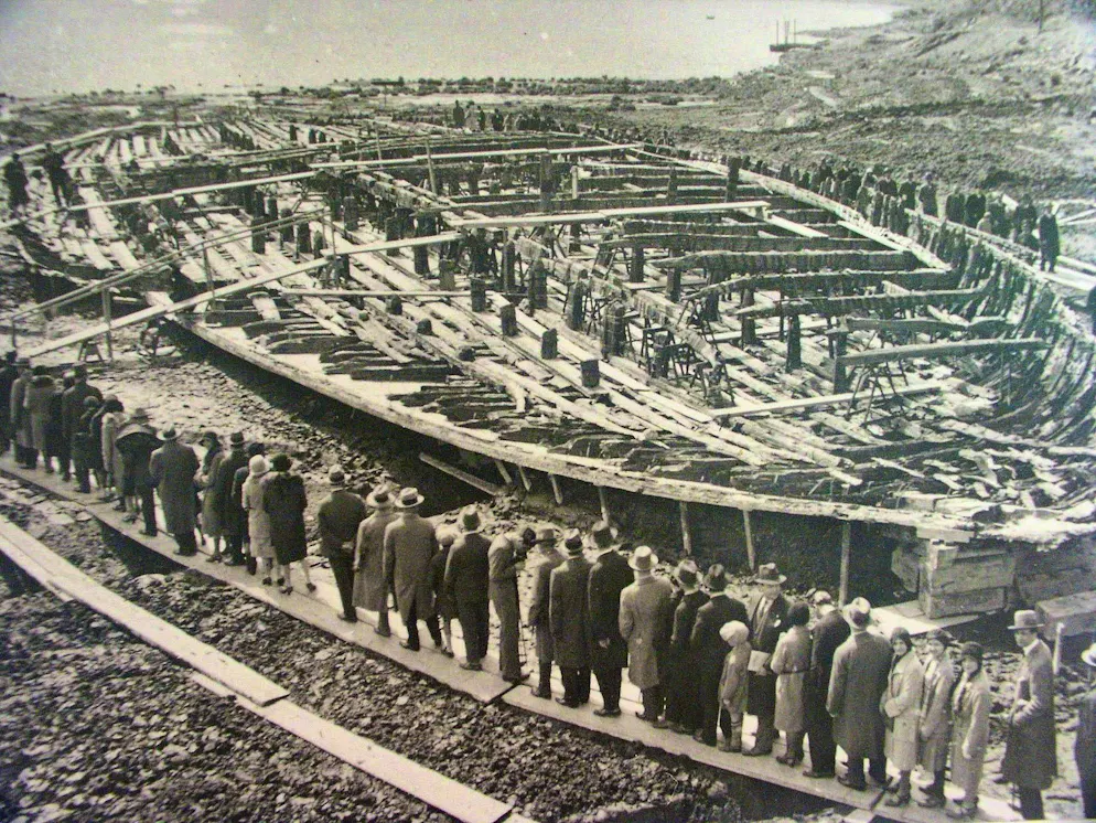 I visitatori delle navi di Nemi. Visitatori da tutta Europa affollano il lago di Nemi per ammirare i resti dello scafo della nave. Tra gli spettatori c'erano il re Vittorio Emanuele III d'Italia, numerosi ministri, ufficiali militari e alti rappresentanti di Stato tedeschi e stranieri.